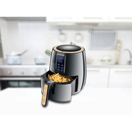 BLACKDECKER AF400 air fryer with digital display and fries, kitchen background.