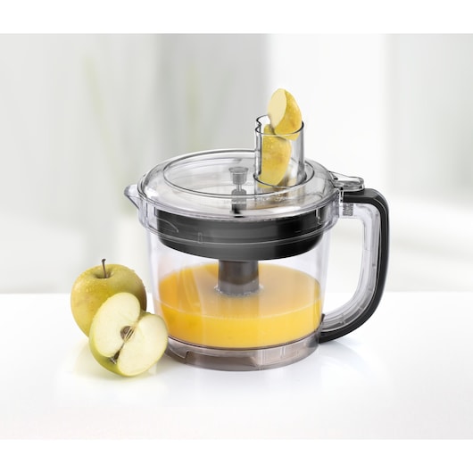 BLACKDECKER FX810 food processor bowl with handle, containing apple juice, apple pieces and whole apples on side.
