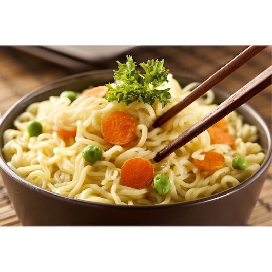 BLACKDECKER MK100 bowl of noodles with peas, carrots and parsley, close-up food photography