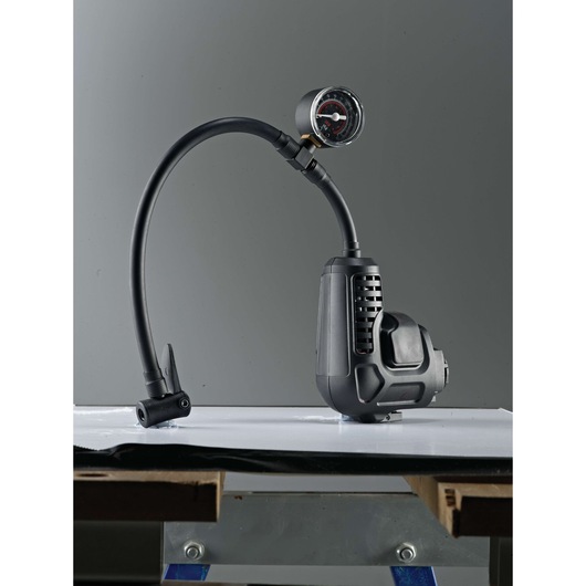 BLACKDECKER MTNF9 compact black air compressor with pressure gauge, side angle, photography, MT218K_E1.