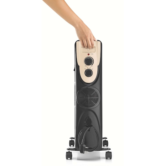 BLACKDECKER OR070D oil-filled radiator heater front view, beige control panel, hand adjusting knob, on wheels.