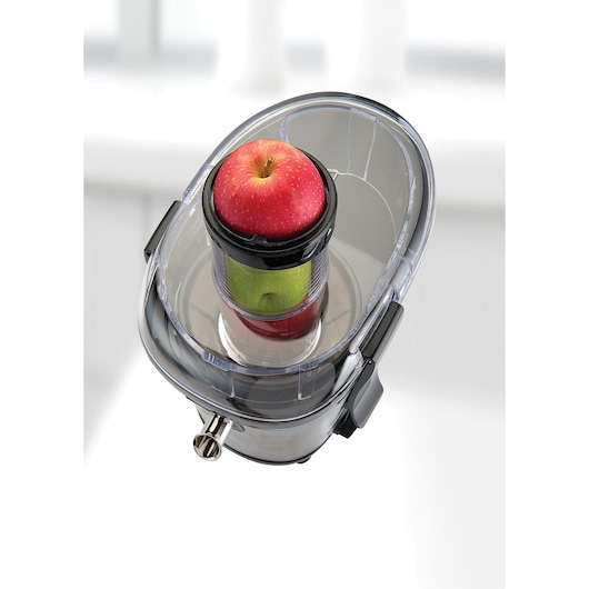 BLACKDECKER PRJE700 juicer top view with transparent lid, showing red and green apples inside feed chute.