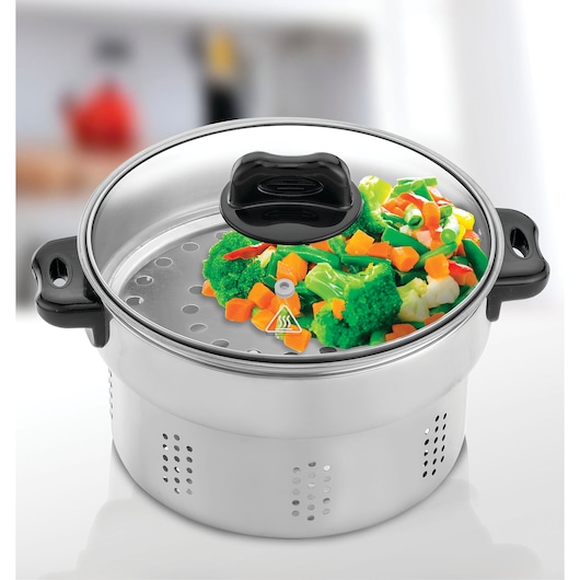 BLACKDECKER RPC1800 stainless steel steamer with glass lid and mixed vegetables, front angle.
